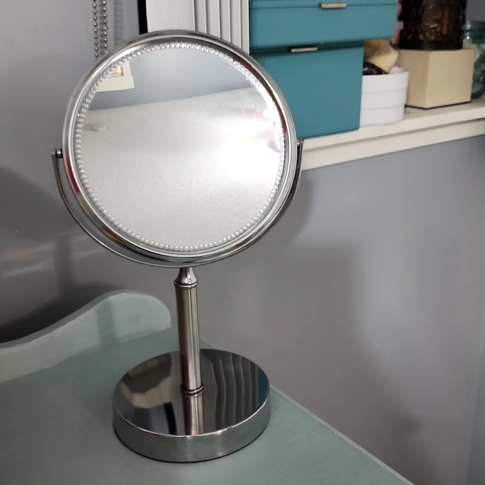 Magnifying Makeup Mirror - Picture 1 of 2